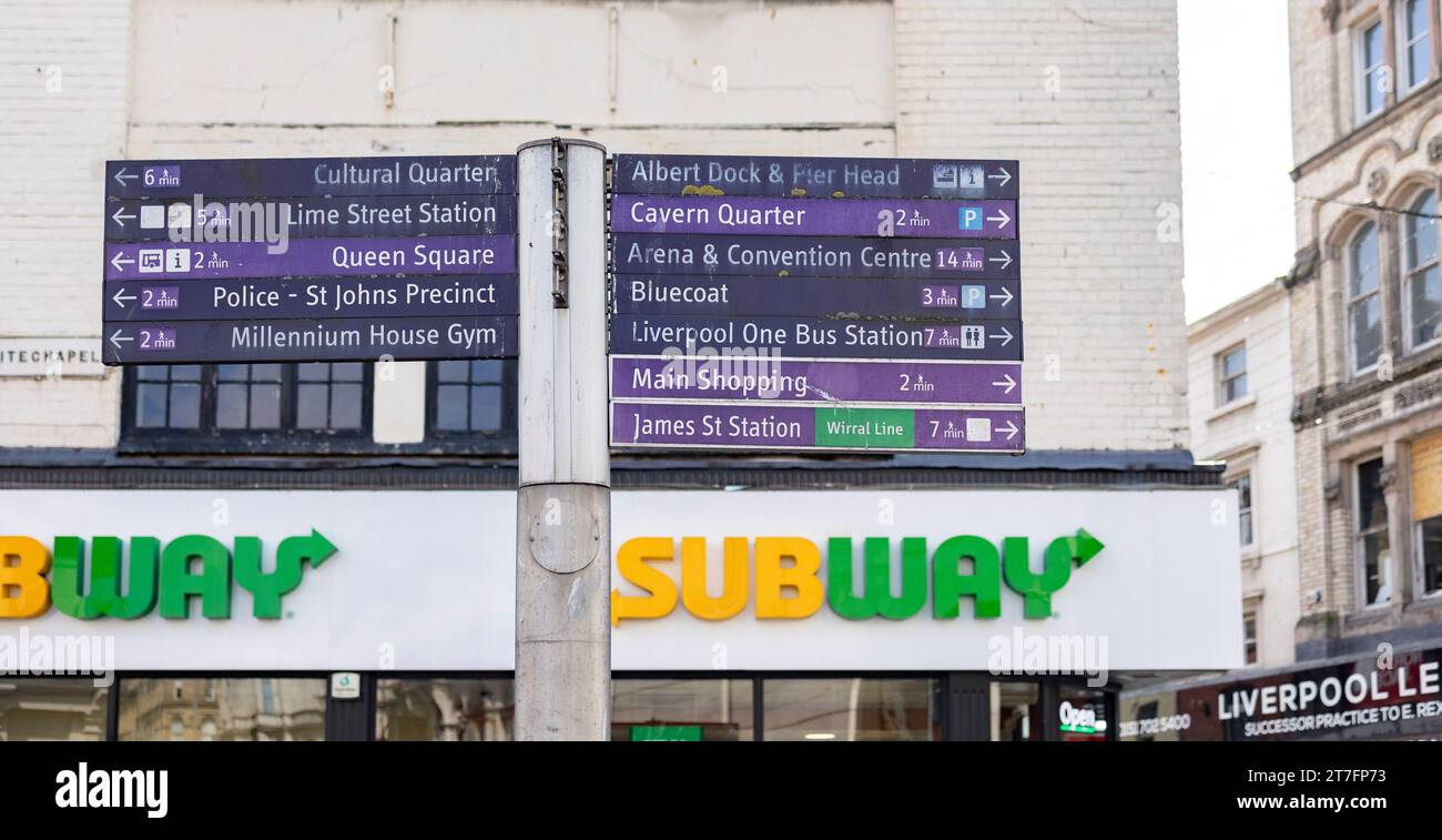 Liverpool, royaume-uni 16 mai 2023 Un panneau indiquant le chemin vers des points d'intérêt dans la ville de Liverpool Banque D'Images