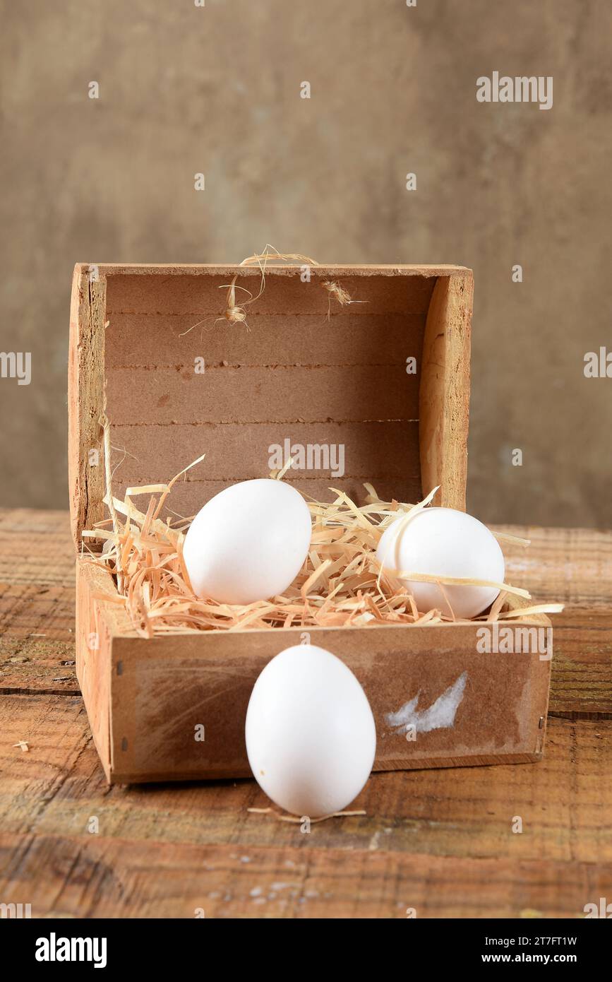 œuf de poule naturel sur la table en bois, nourriture fermière naturelle rustique de poulet fermier Banque D'Images