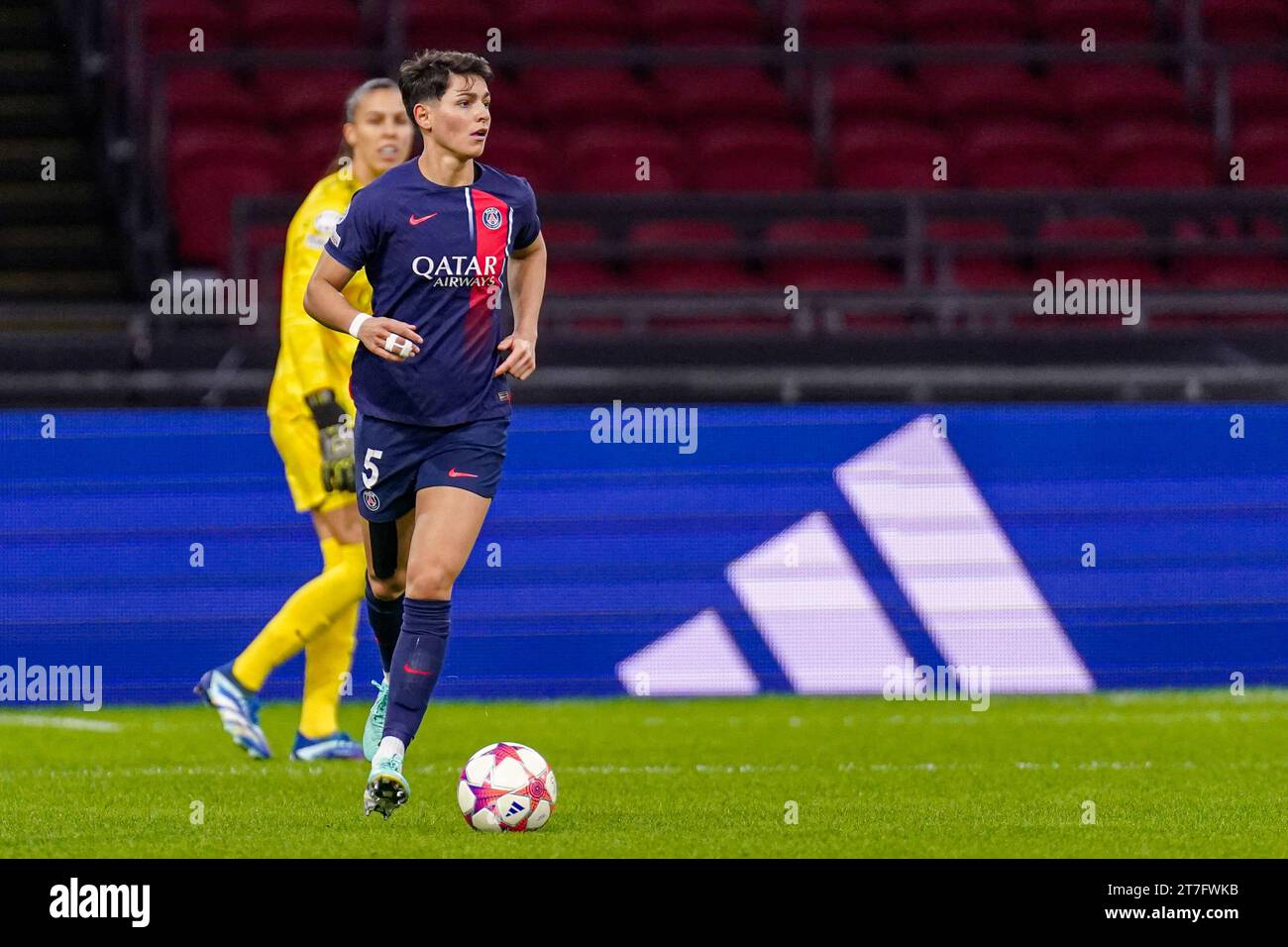 Amsterdam, pays-Bas. 15 novembre 2023. AMSTERDAM, PAYS-BAS - 15 NOVEMBRE : ELISA de Almeida du Paris Saint-Germain court avec le ballon lors du match Groupe C - UEFA Women's Champions League 2023/24 entre l'AFC Ajax et le Paris Saint-Germain au Johan Cruijff Arena le 15 novembre 2023 à Amsterdam, pays-Bas. (Photo de Joris Verwijst/Orange Pictures) crédit : Orange pics BV/Alamy Live News Banque D'Images Amsterdam, pays-Bas. 15 novembre 2023. AMSTERDAM, PAYS-BAS - 15 NOVEMBRE : ELISA de Almeida du Paris Saint-Germain court avec le ballon lors du match Groupe C - UEFA Women's Champions League 2023/24 entre l'AFC Ajax et le Paris Saint-Germain au Johan Cruijff Arena le 15 novembre 2023 à Amsterdam, pays-Bas. (Photo de Joris Verwijst/Orange Pictures) crédit : Orange pics BV/Alamy Live News Banque D'Images