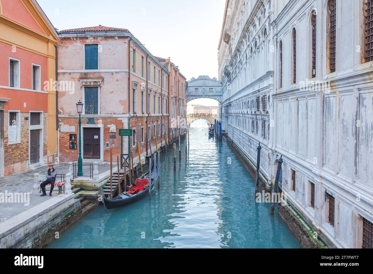 VENISE, ITALIE - 4 MARS 2023 : gondolier en attente au Pont des Soupirs. Banque D'Images