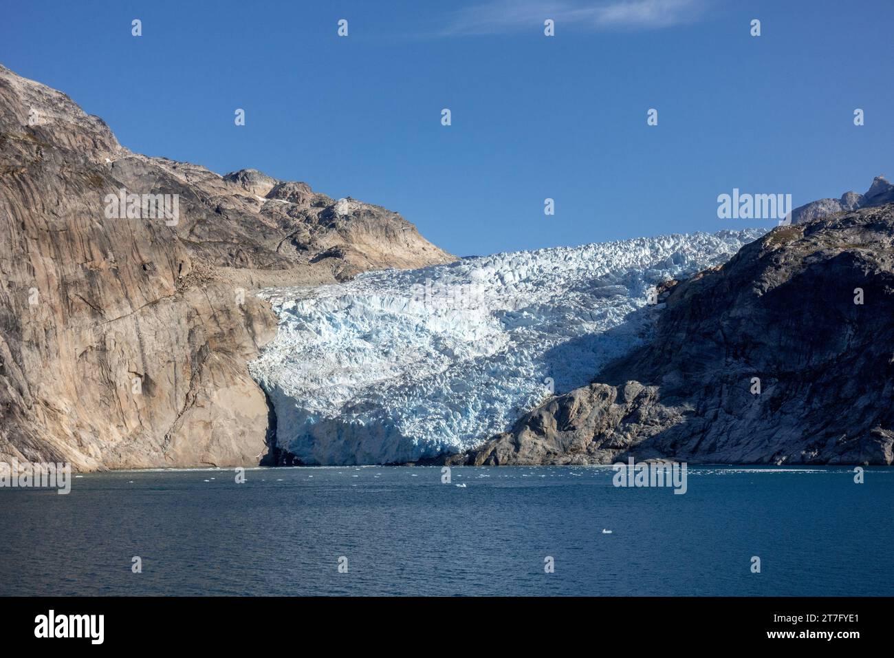 Glacier éloigné dans le fjord de Prince Christian Sound dans le sud du Groenland, Environnement du changement climatique Banque D'Images