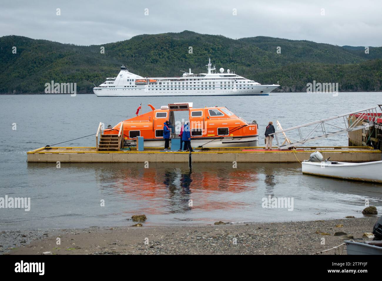 Windstar Star Pride amarré à Woody point Newfoundland avec service de bateau tender vers la rive avec canots de sauvetage Banque D'Images