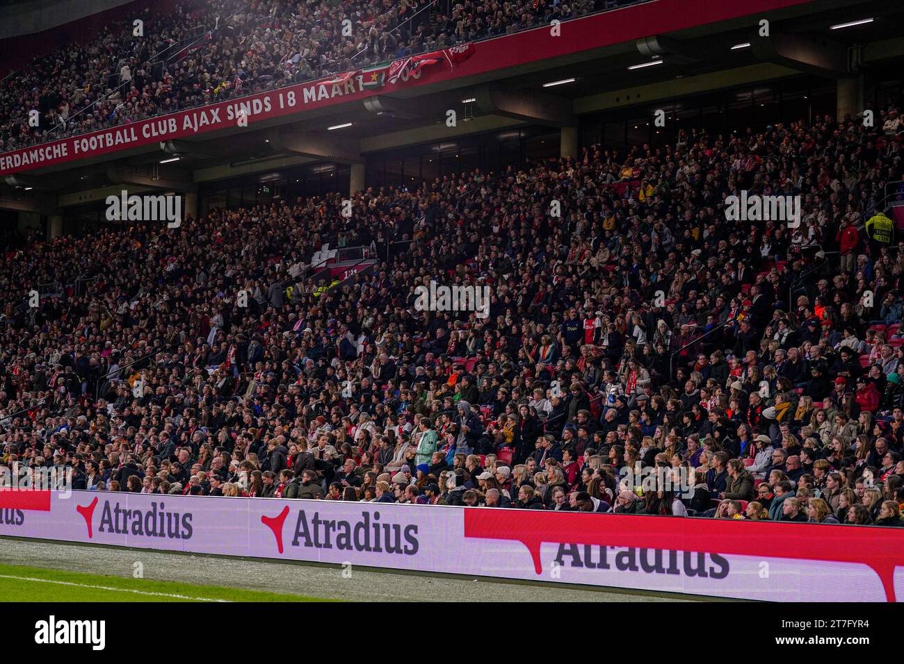 Amsterdam, pays-Bas. 15 novembre 2023. AMSTERDAM, PAYS-BAS - 15 NOVEMBRE : fans avec la bannière commerciale Atradius lors du match Groupe C - UEFA Women's Champions League 2023/24 entre l'AFC Ajax et le Paris Saint-Germain au Johan Cruijff Arena le 15 novembre 2023 à Amsterdam, pays-Bas. (Photo de Joris Verwijst/Orange Pictures) crédit : Orange pics BV/Alamy Live News Banque D'Images