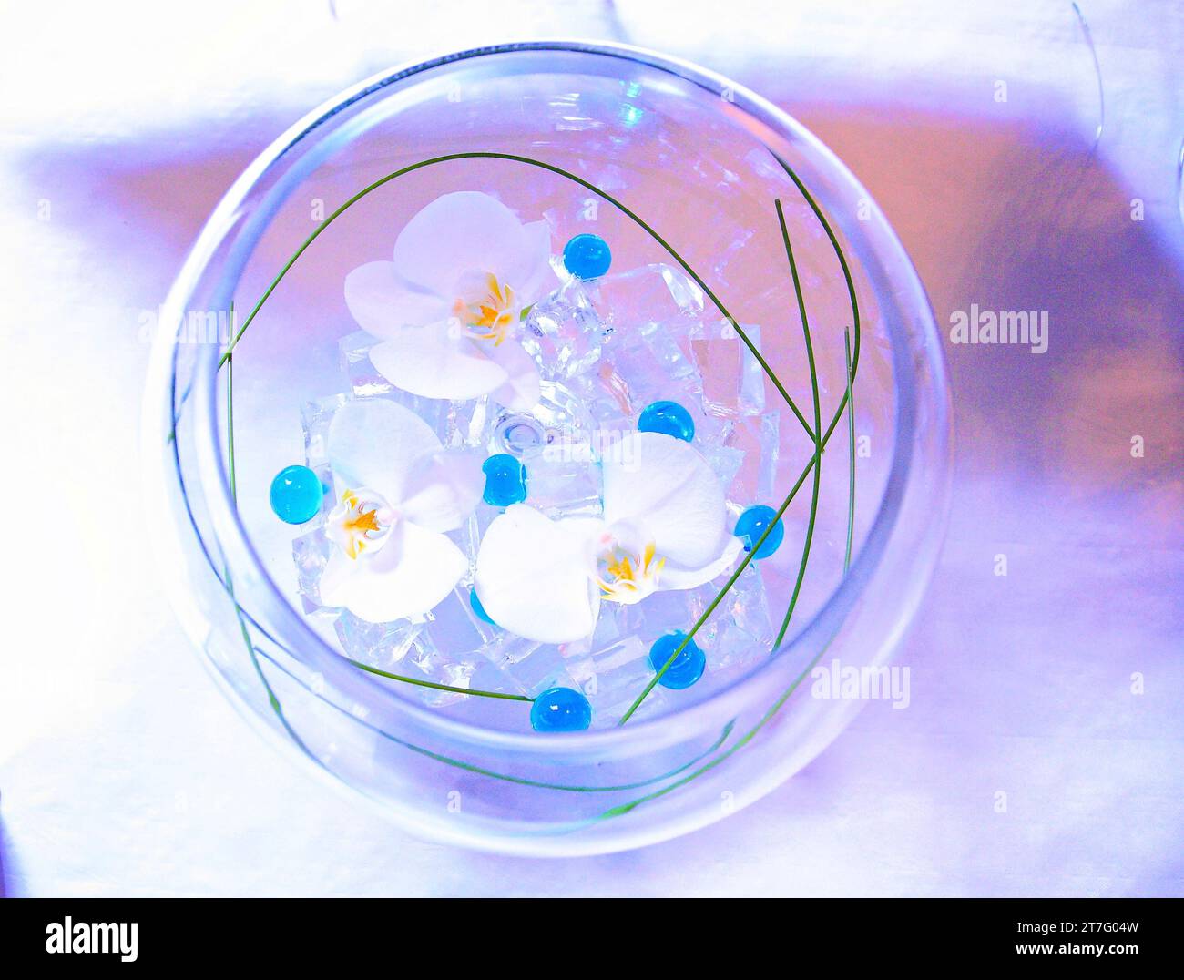 bol en verre décoratif teinté bleu avec fausses perles de cristal et fleurs Banque D'Images