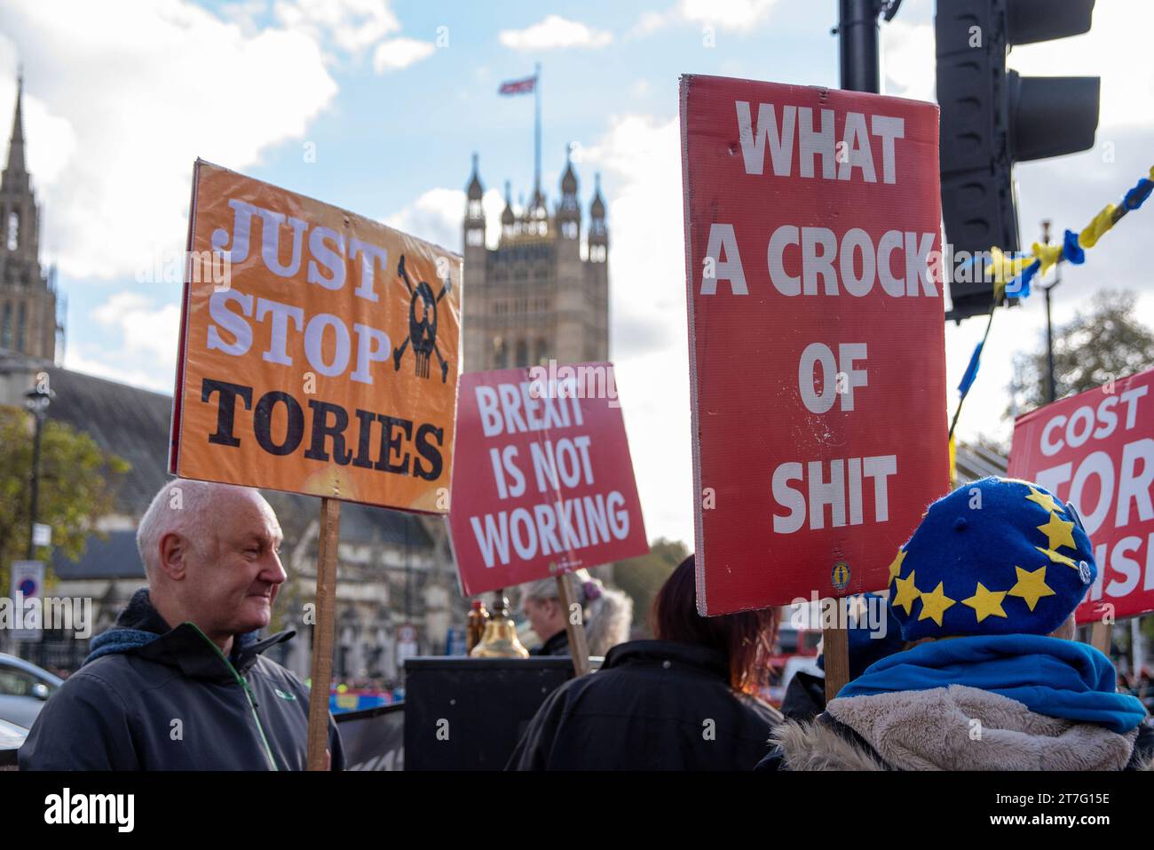 Londres, Royaume-Uni. 15 novembre 2023. Les manifestants brandissent des pancartes exprimant leur opinion pendant la manifestation sur la place du Parlement à Londres. Des militants pro-UE ont organisé une petite manifestation aujourd'hui devant le Parlement à Londres, au Royaume-Uni. Les manifestants demandent des élections générales et de rejoindre l'Union européenne. (Photo Krisztian Elek/SOPA Images/Sipa USA) crédit : SIPA USA/Alamy Live News Banque D'Images