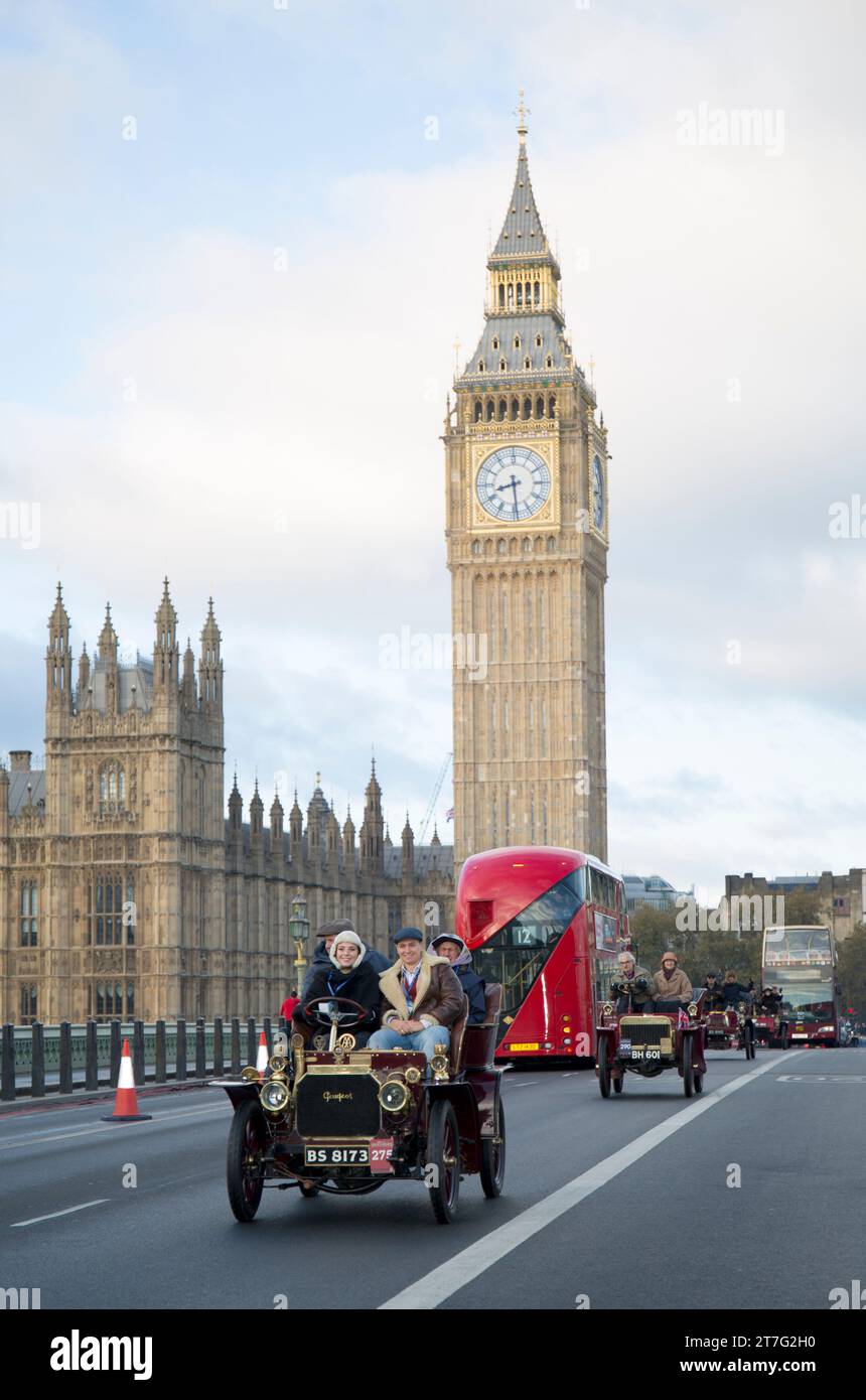 Participant 275 ( Young Driver Award ) 1904 Peugeot Londres à Brighton Veteran car Run Westminster Bridge London Banque D'Images