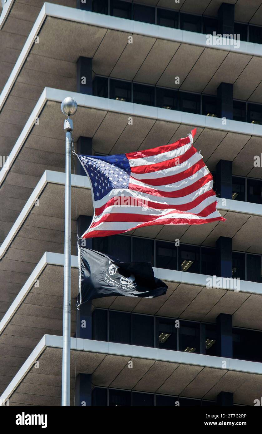 Étoiles et rayures drapeau américain battant dans le vent devant le bâtiment à Los angeles en Californie Banque D'Images