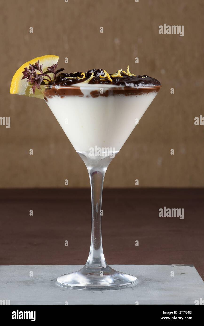 dessert sucré lait condensé avec chocolat et fruits ganache pudding image Banque D'Images