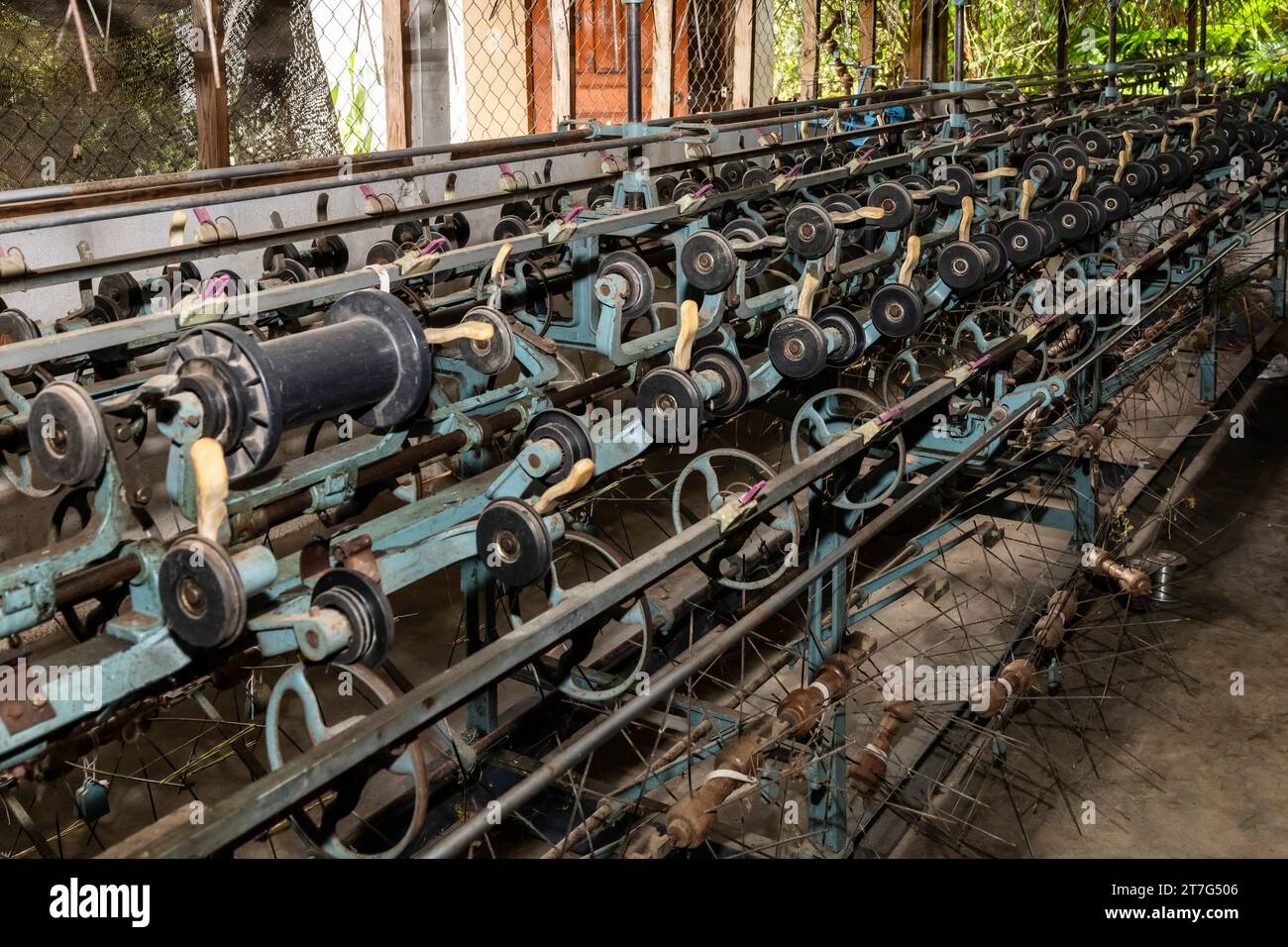 Ferme et usine de soie biologique, vieille machine à tordre, Phonsavan, province de Xiangkhouang, Laos, Asie du Sud-est, Asie Banque D'Images