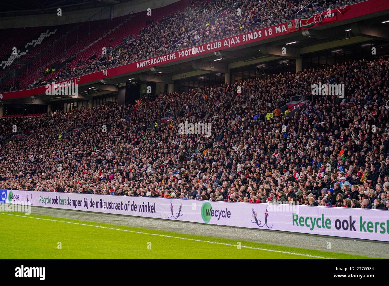 Amsterdam, pays-Bas. 15 novembre 2023. AMSTERDAM, PAYS-BAS - 15 NOVEMBRE : fans avec la bannière commerciale WeCycle lors du match Groupe C - Ligue des champions féminine UEFA 2023/24 entre l'AFC Ajax et le Paris Saint-Germain au Johan Cruijff Arena le 15 novembre 2023 à Amsterdam, pays-Bas. (Photo de Joris Verwijst/Orange Pictures) crédit : Orange pics BV/Alamy Live News Banque D'Images