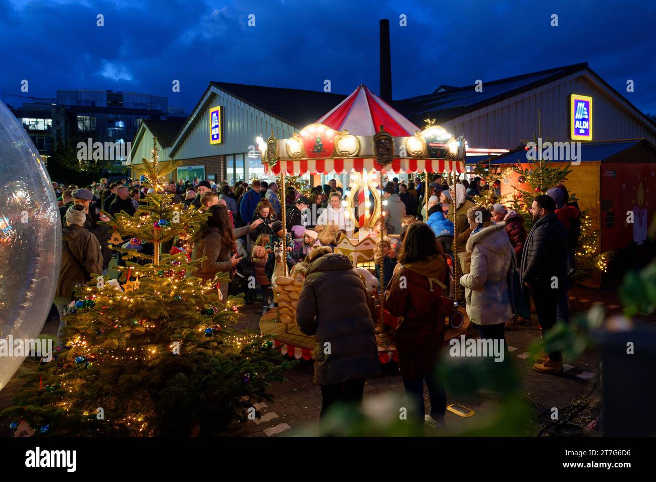 Cologne, Allemagne novembre 15 2023 : événement unique par ALDI à cologne ehrenfeld le premier marché de noël le plus abordable en allemagne Banque D'Images