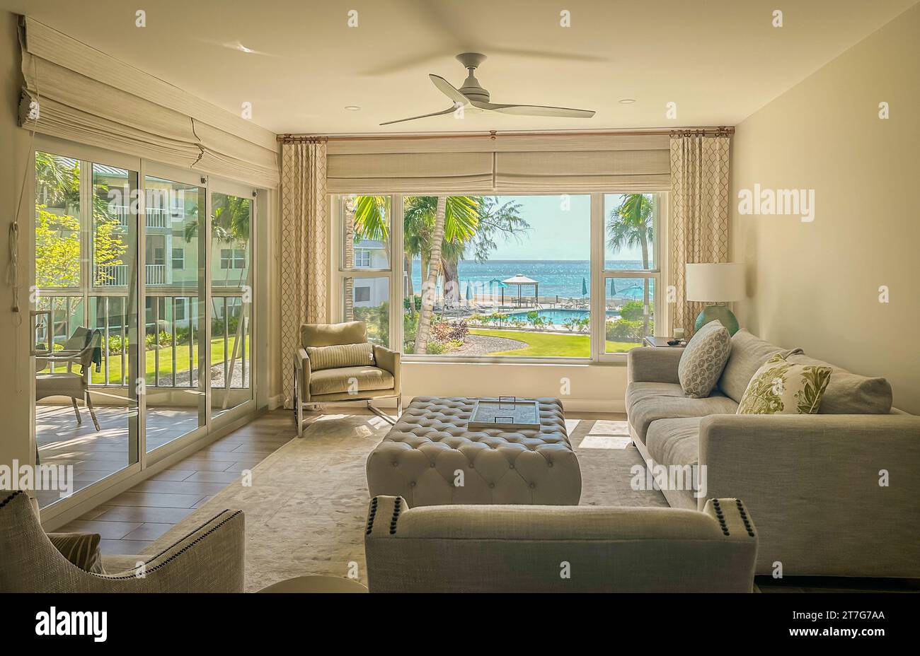 Grand Cayman, Îles Caïmans, mai 2023, vue sur la mer des Caraïbes depuis un salon à Tamarind Bay condominium Banque D'Images