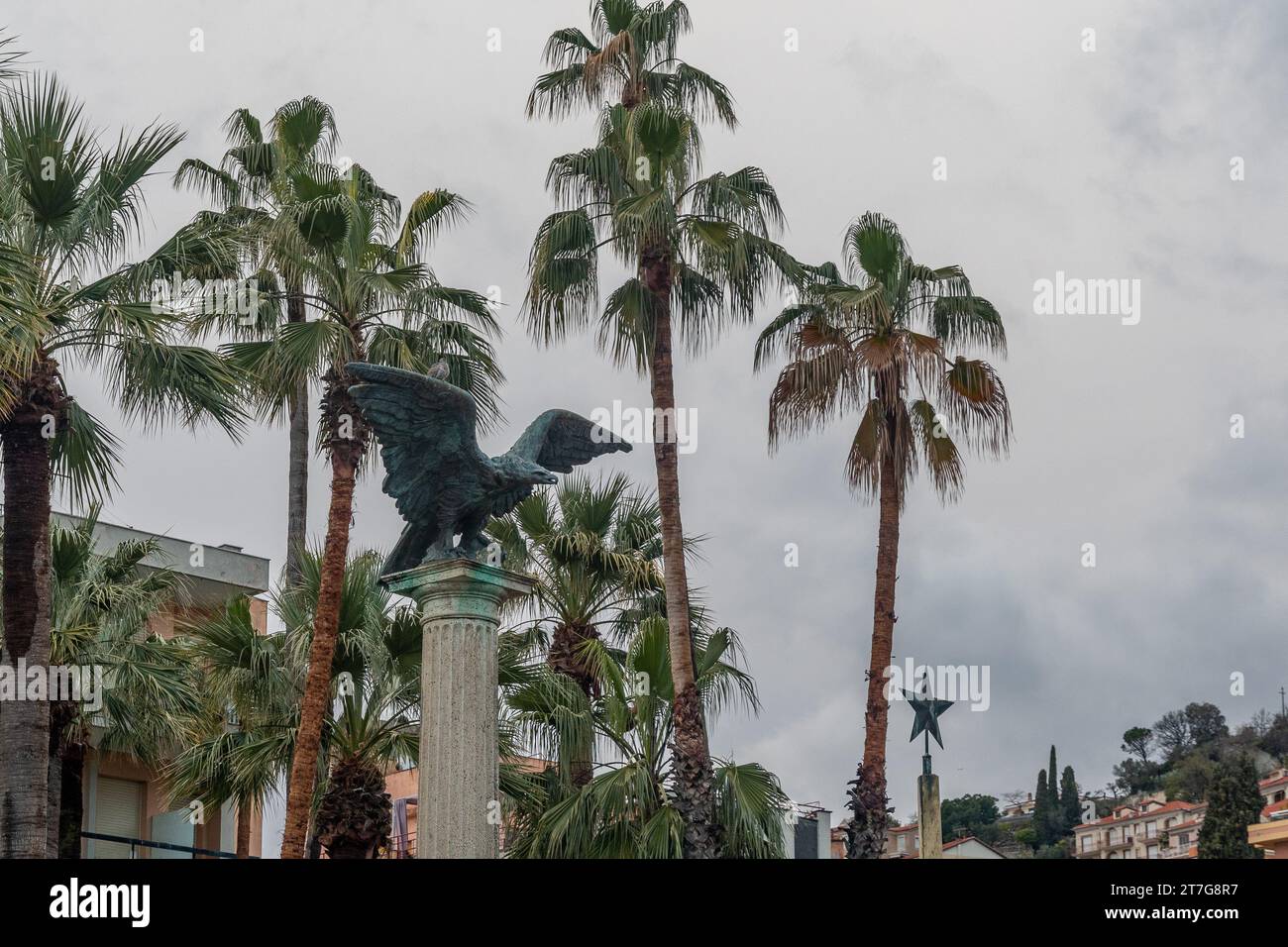 Partie haute du monument aux soldats tombés au combat des première et deuxième guerres mondiales avec un aigle de bronze aux ailes déployées, finale Ligure, Savone Banque D'Images