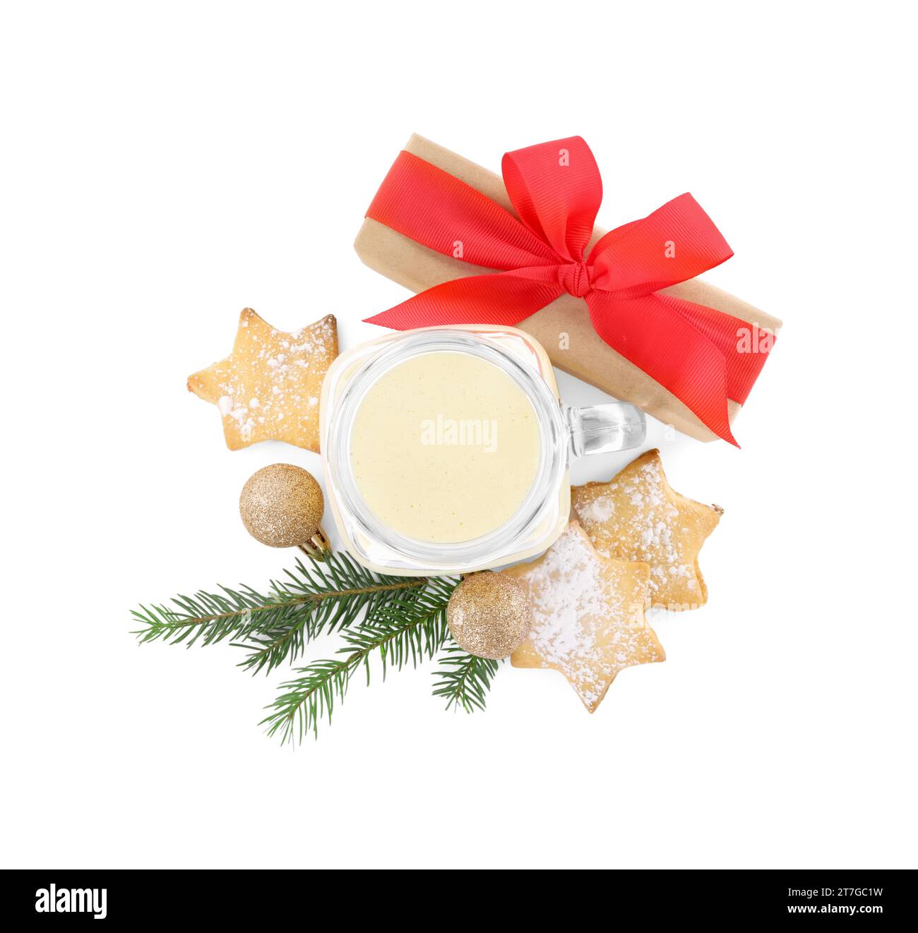 Pot de maçon en verre de délicieux lait de poule avec des biscuits, cadeau et décor de Noël isolé sur blanc, vue de dessus Banque D'Images