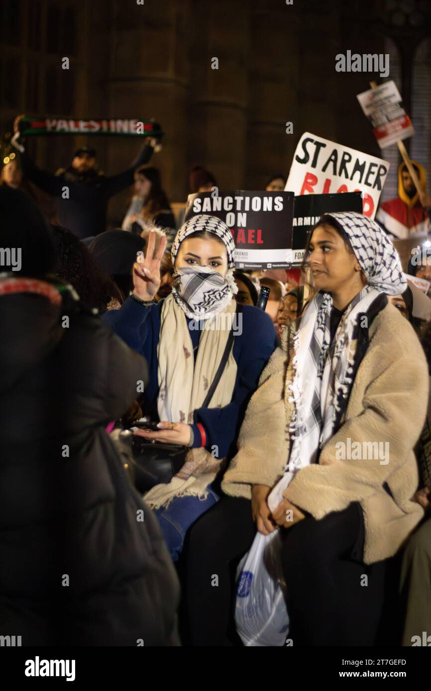 Des manifestants pro-palestiniens assistent à un rassemblement d'urgence pour la Palestine devant le Parlement à l'occasion d'un vote à la Chambre des communes Banque D'Images