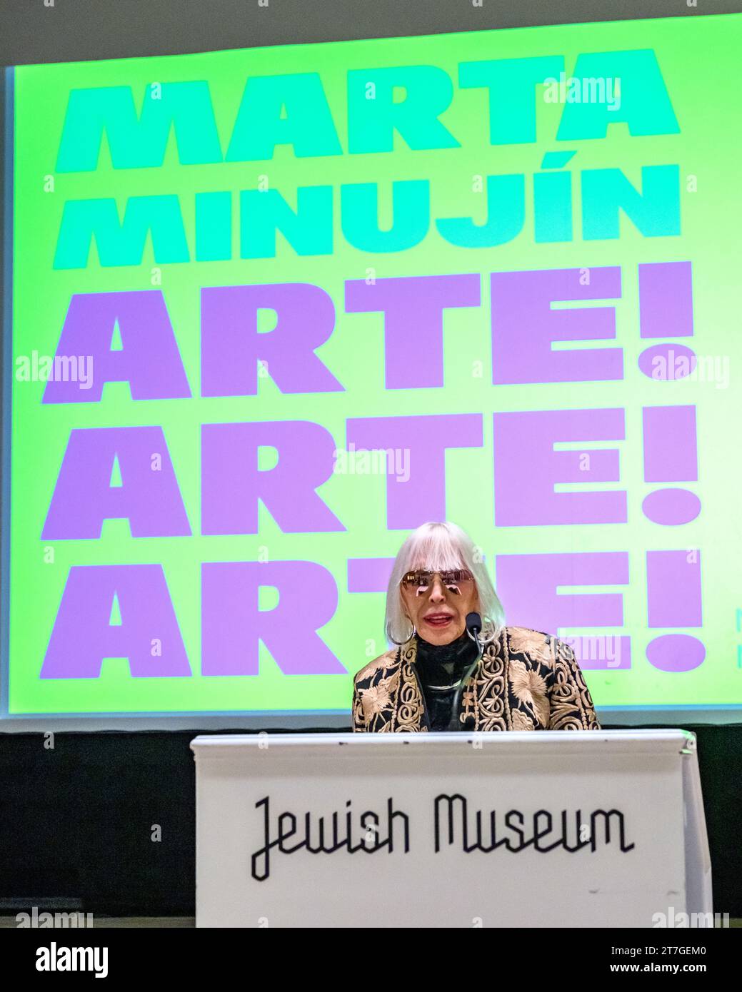 New York, États-Unis, 15 novembre 2023. L'artiste pop conceptuelle Argentine Marta Minujín, 80 ans, présente sa grande exposition sur le Musée juif : ' Marta Minujín : Arte! Arte ! Arte!', ouverture le 17 novembre. Crédit : Enrique Shore/Alamy Live News Banque D'Images