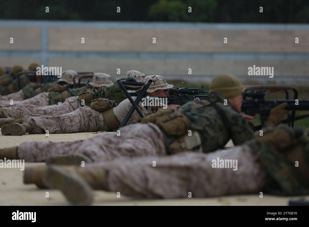 Les recrues de la compagnie November, 3rd Recruit Training Battalion, effectuent des tirs à balles réelles pour la Table 1 sur le dépôt de recrues du corps des Marines à Parris Island, Caroline du Sud, le 15 novembre 2023. Le plan de tir de la Table 1 est développé pour tester les recrues sur leurs fondamentaux de base en tir. (Photo du corps des Marines des États-Unis par le caporal Jacqueline Kliewer) Banque D'Images