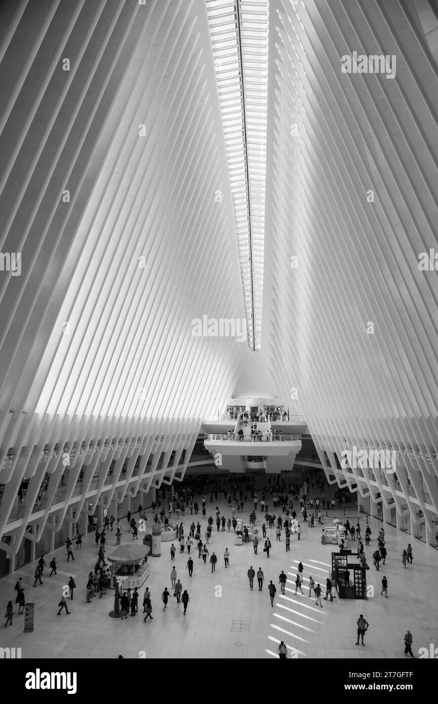 À l'intérieur du centre commercial Oculus à New York Banque D'Images