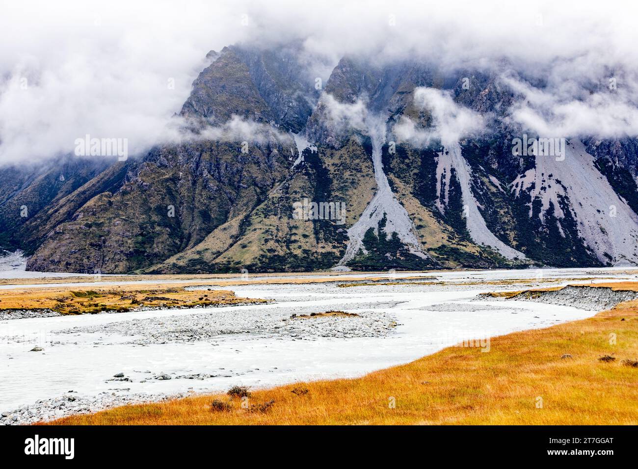 Aoraki ou / Mount Cook[a] est la plus haute montagne de Nouvelle-Zélande. Sa hauteur à 3 724 mètres. Il se trouve dans les Alpes du Sud, la chaîne de montagnes qui courent Banque D'Images