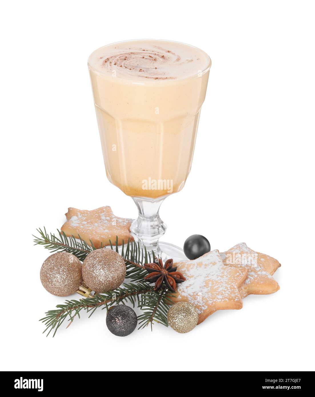Verre de délicieux lait de poule aux épices, biscuits et décor de Noël isolé sur blanc Banque D'Images