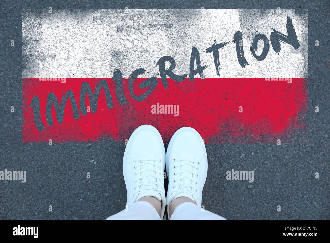 Immigration. Femme debout sur l'asphalte près du drapeau de la Pologne, vue de dessus Banque D'Images