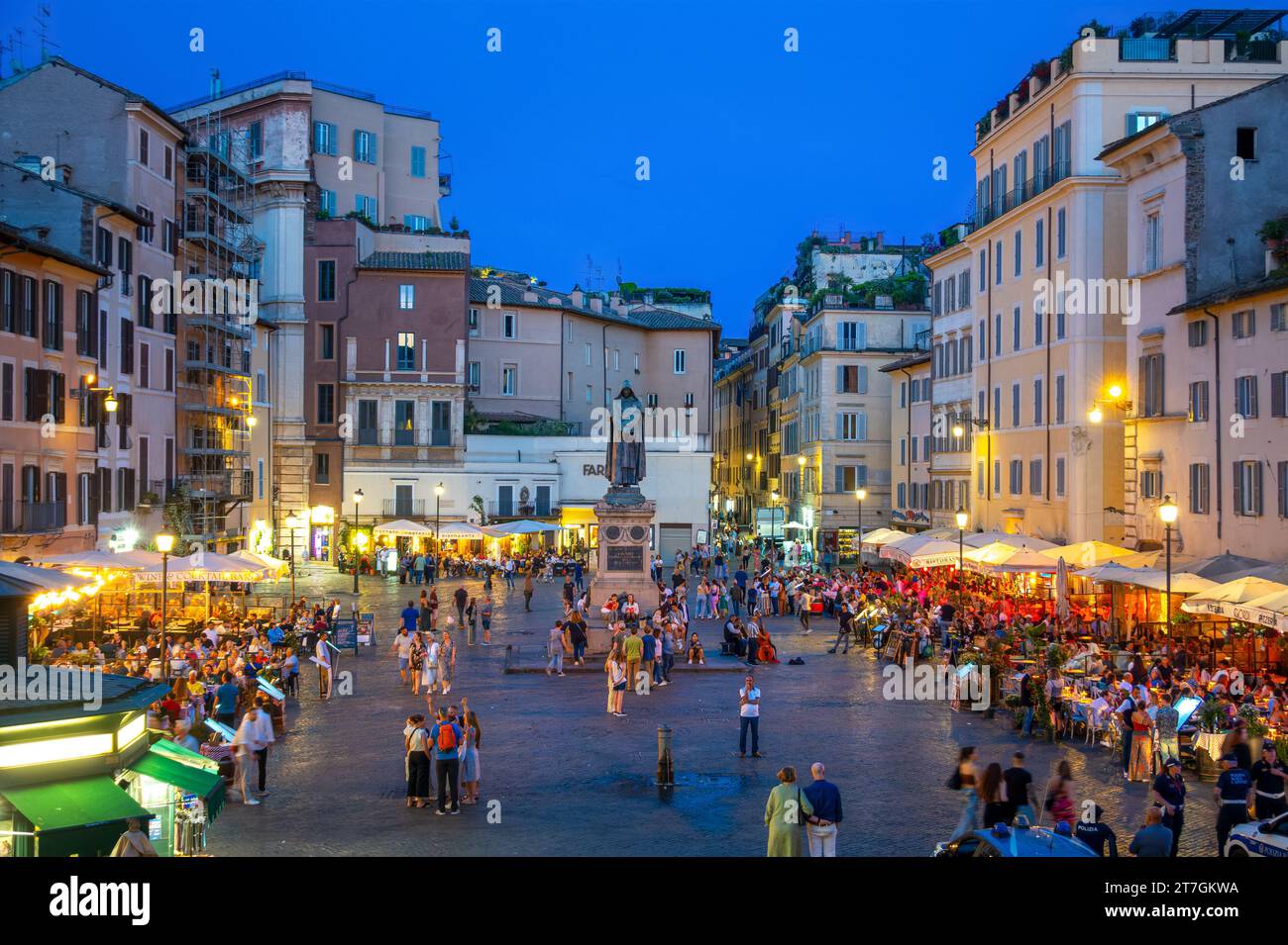Campo de' Fiori, Rome, Italie. Restaurants et visiteurs la nuit. Rome vie nocturne vie nocturne Campo dei Fiori Piazza Square Restaurant et bars en plein air Banque D'Images