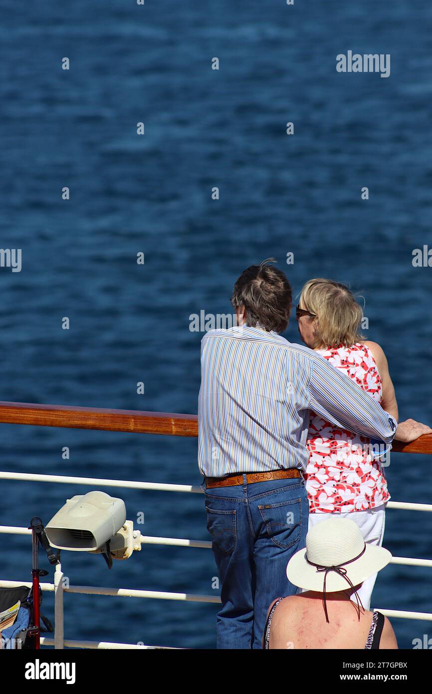 Un couple se joint à un bateau alors que Arcadia offre fairwell au port de Vigo, en Espagne, et traverse la mer Méditerranée à Ceuta en Afrique du Nord. Banque D'Images