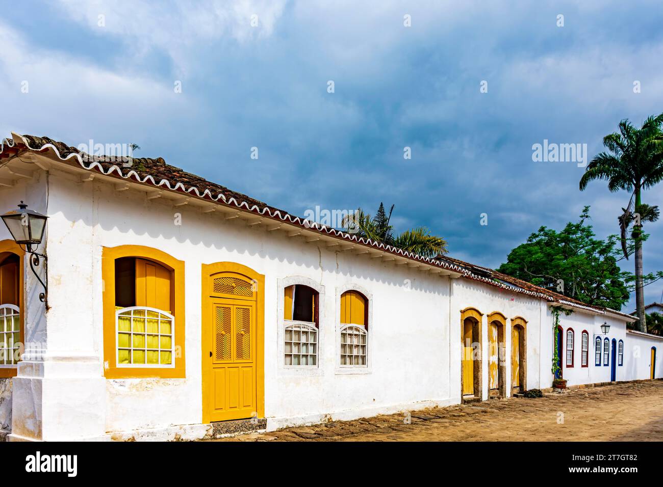 Maisons historiques de style colonial dans une vieille rue de la célèbre ville de Paraty dans l'état de Rio de Janeiro, Brésil Banque D'Images