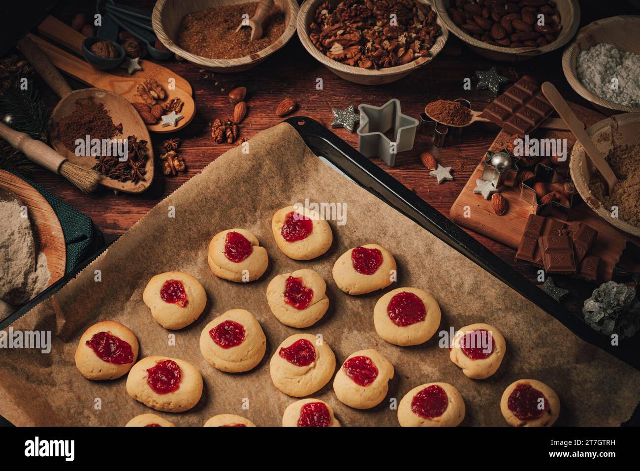 Hussarenkrapferl cuit sur une plaque de cuisson, ingrédients de cuisson, farine, sucre, amandes, noix, chocolat, cannelle, emporte-pièces Banque D'Images