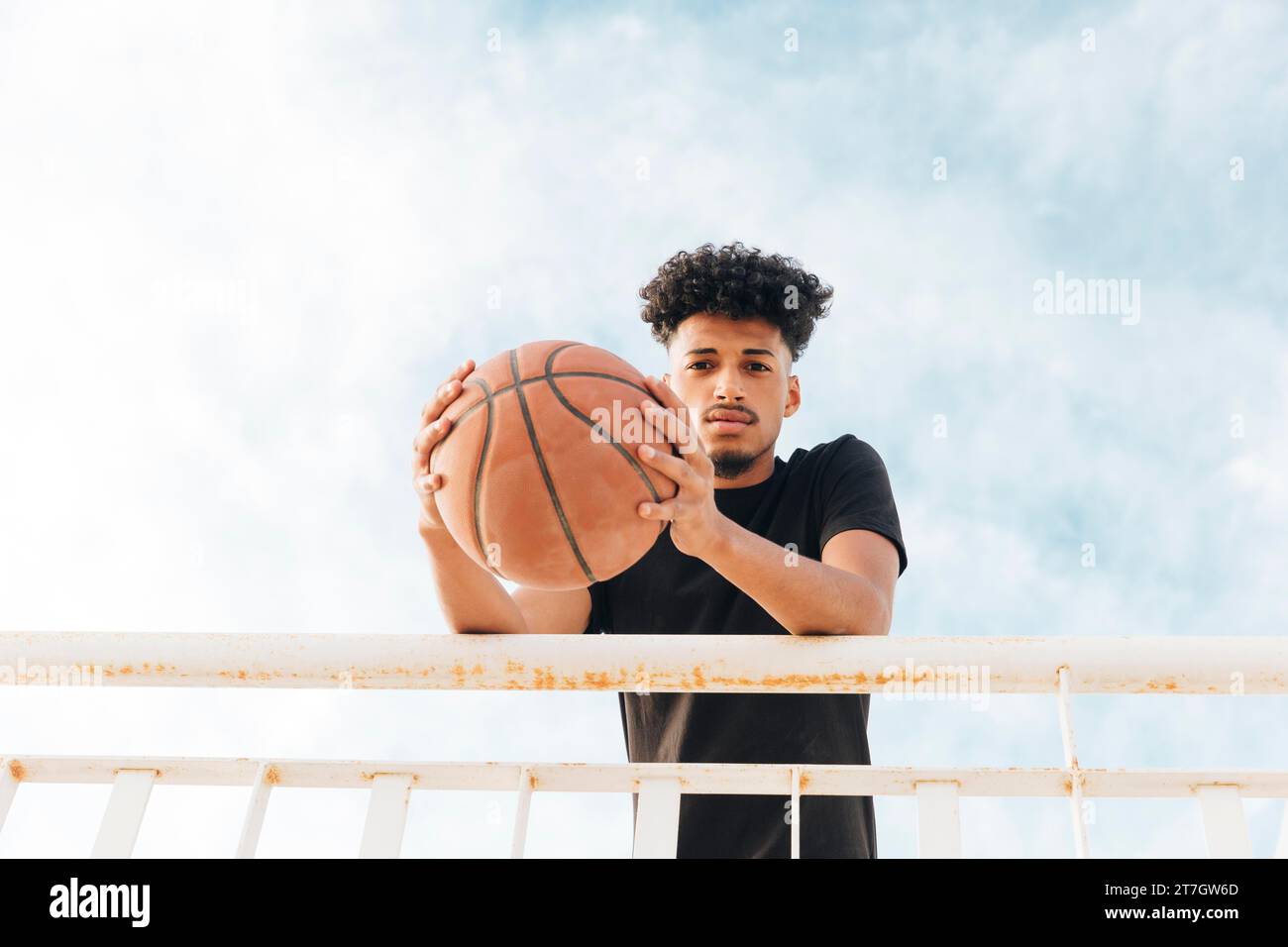 Joueur de basket-ball avec caméra de type ballon Banque D'Images