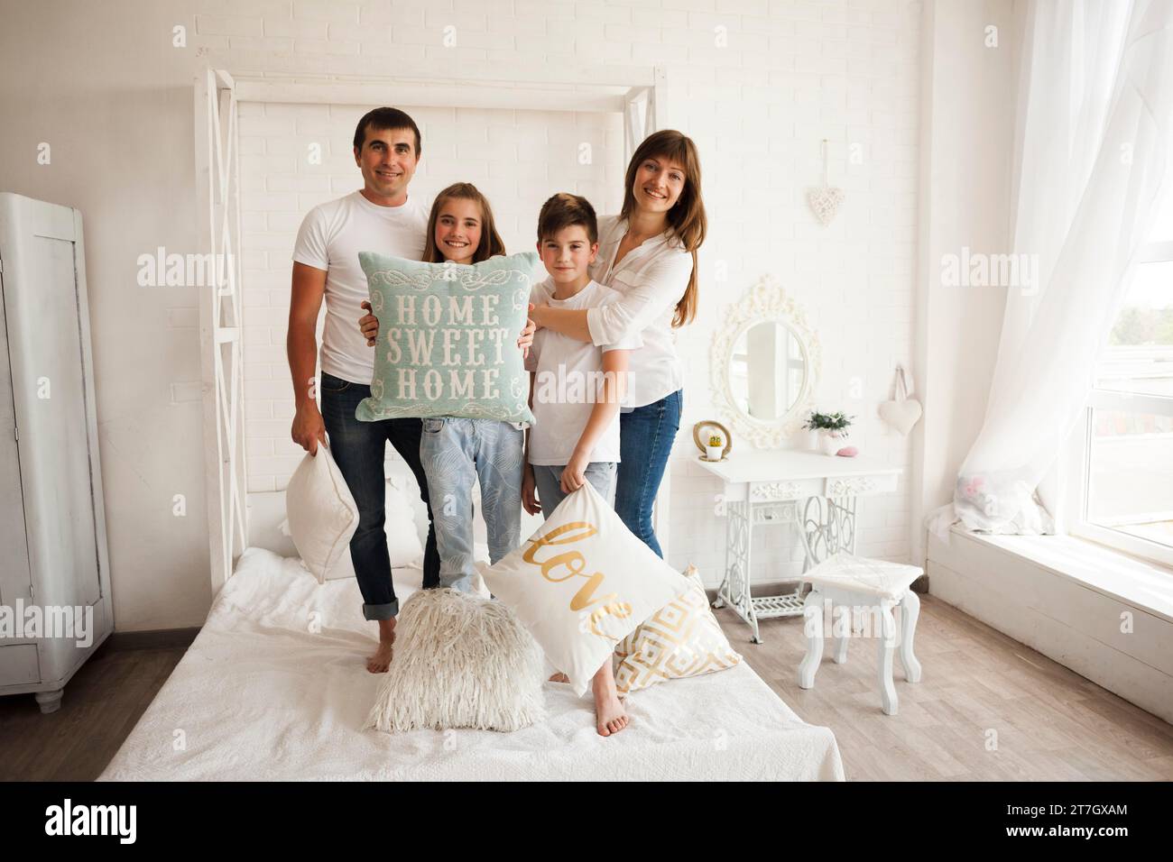 Lit pour famille avec oreiller à texte « Home Sweet Home » Banque D'Images