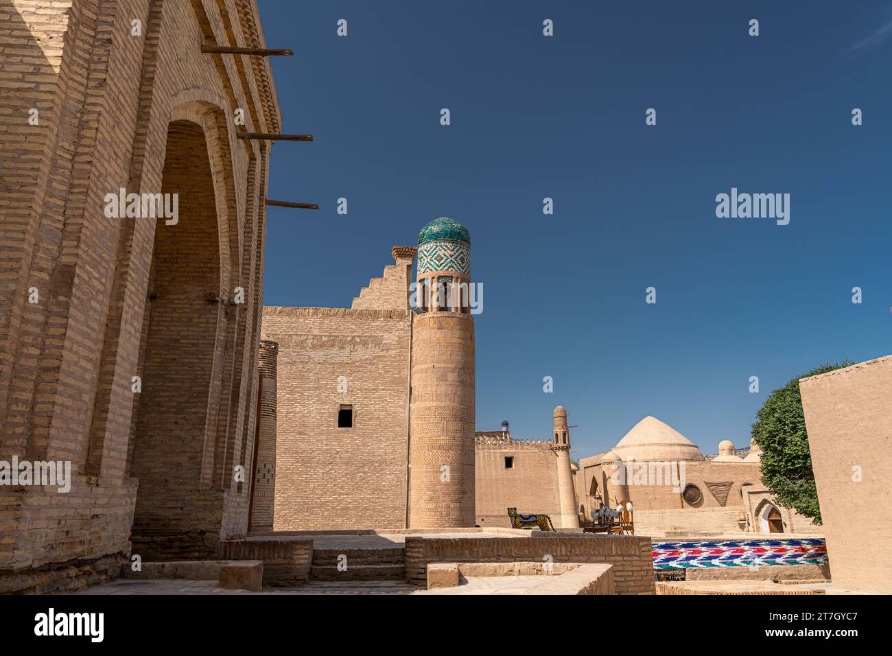 Le Kutlimurodinok Madrasah à côté de Islam Hoja Minaret dans la forteresse Ichon-Qala, la vieille ville de Khiva (Xiva), Ouzbékistan. Banque D'Images