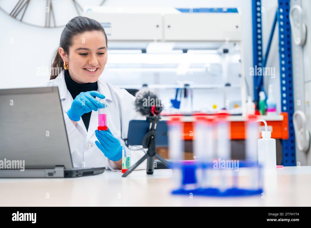 Jeune femme biologiste enregistrant une vidéo montrant des échantillons dans un laboratoire de recherche Banque D'Images