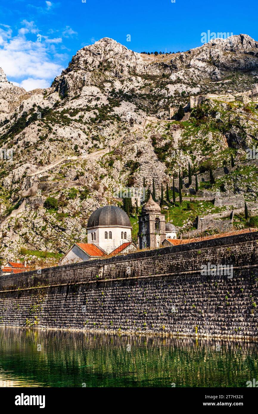 Mur de forteresse avec église Saint-Nicolas, ville médiévale de Kotor avec ruelles sinueuses, riche en sites historiques, Monténégro, Kotor, Monténégro Banque D'Images