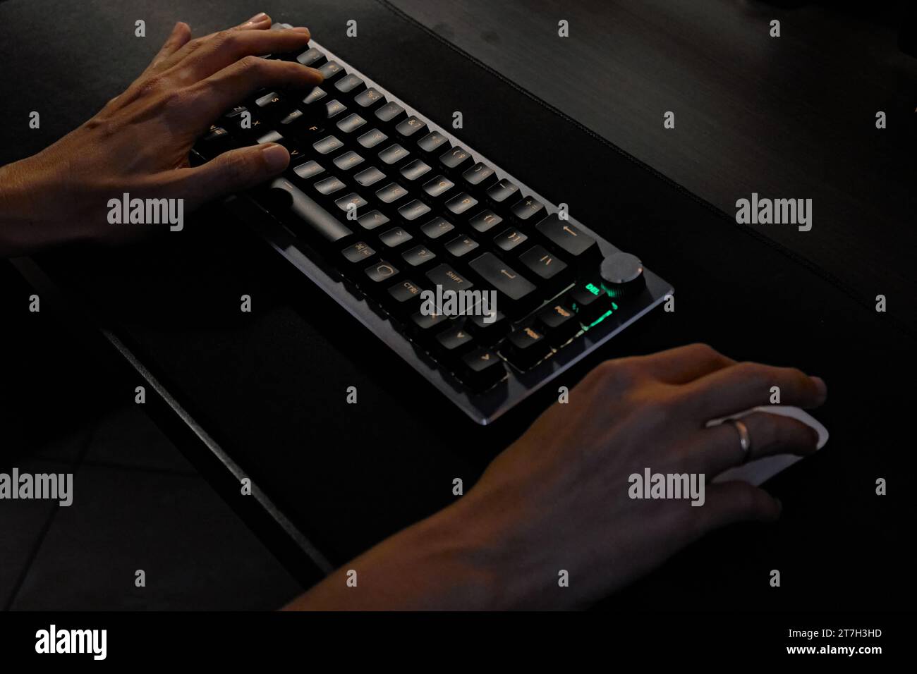 Mains tapant sur le clavier Banque de photographies et d’images à haute ...