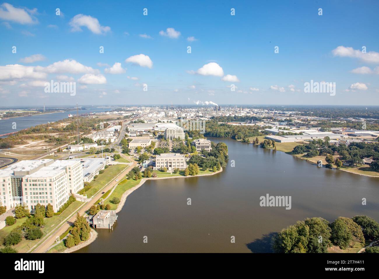 Vue depuis la tour du capitole de l'État à Baton Rouge jusqu'au lac du capitole et aux zones industrielles, Louisiane Banque D'Images