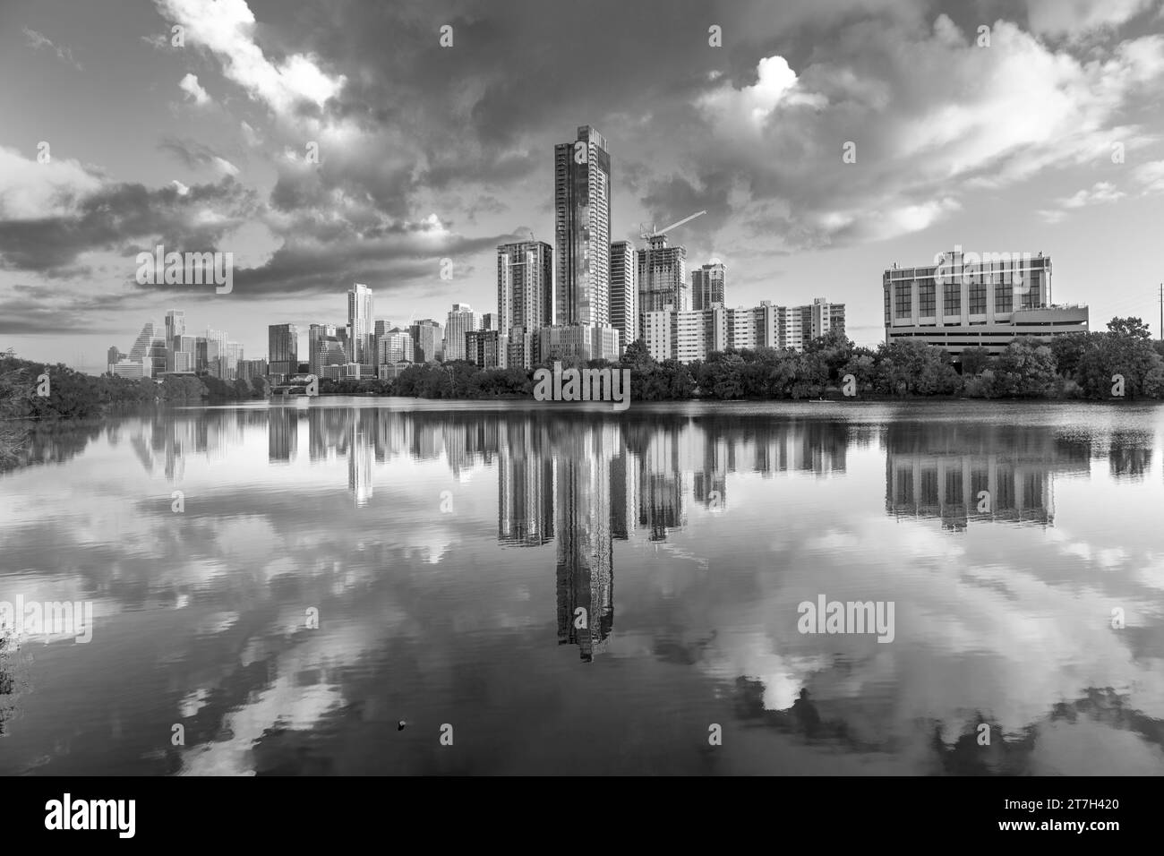 Skyline d'Austin dans la lumière tôt le matin avec la ville miroir dans le fleuve colorado, Texas, USA Banque D'Images