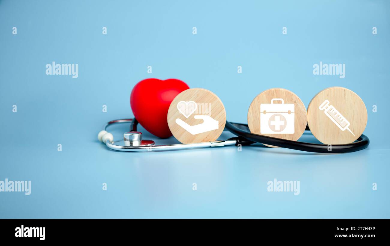 La notion d'assurance maladie et de bien-être médical. Cercle bois et coeur rouge avec icône. Assurance maladie et accès aux soins de santé. Banque D'Images