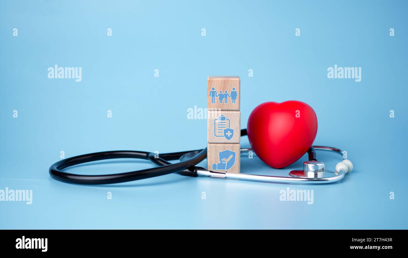 La notion d'assurance maladie et de bien-être médical. Bloquer le coeur en bois et rouge avec l'icône plus. Assurance maladie et accès aux soins de santé. Banque D'Images