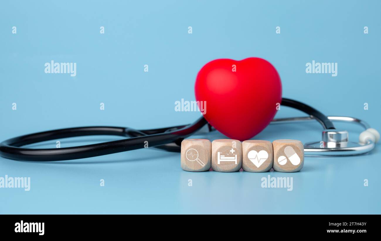 La notion d'assurance maladie et de bien-être médical. Bloquer le coeur en bois et rouge avec l'icône plus. Assurance maladie et accès aux soins de santé. Banque D'Images
