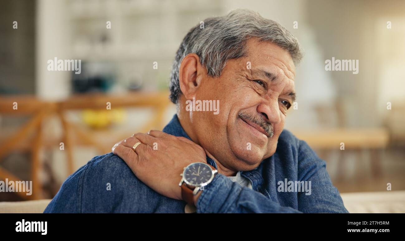 Homme âgé, épaule et douleur à la maison de l'arthrite, l'ostéoporose et les articulations fatiguées, muscle et urgence médicale. Visage de gars âgé bras de massage pour Banque D'Images