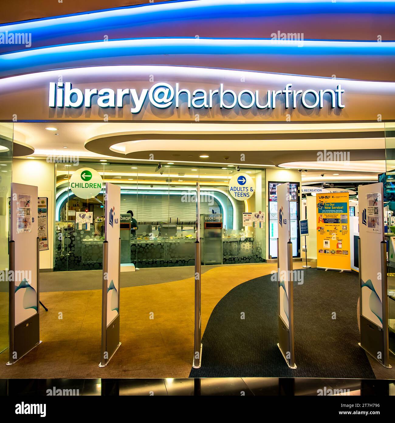 Bibliothèque à Harbourfront dans le centre commercial VivoCity près de l'île de Sentosa, Singapour. Banque D'Images