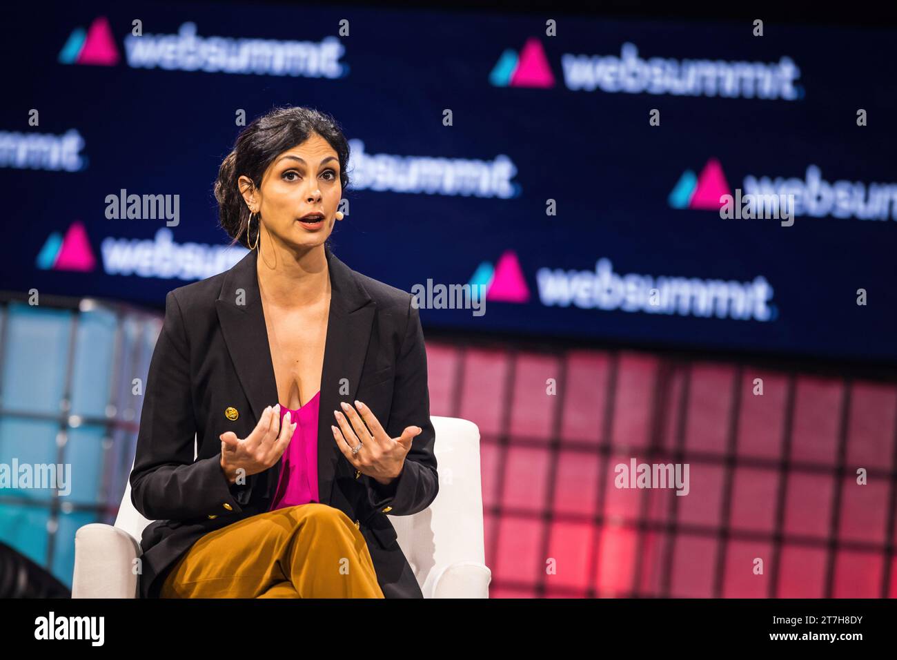 Lisbonne, Portugal. 15 novembre 2023. Morena Baccarin, actrice et ambassadrice à International Rescue Committee, s’adresse au public sur la scène Altice Arena Center Stage lors de la troisième journée du Web Summit 2023. (Photo Henrique Casinhas/SOPA Images/Sipa USA) crédit : SIPA USA/Alamy Live News Banque D'Images