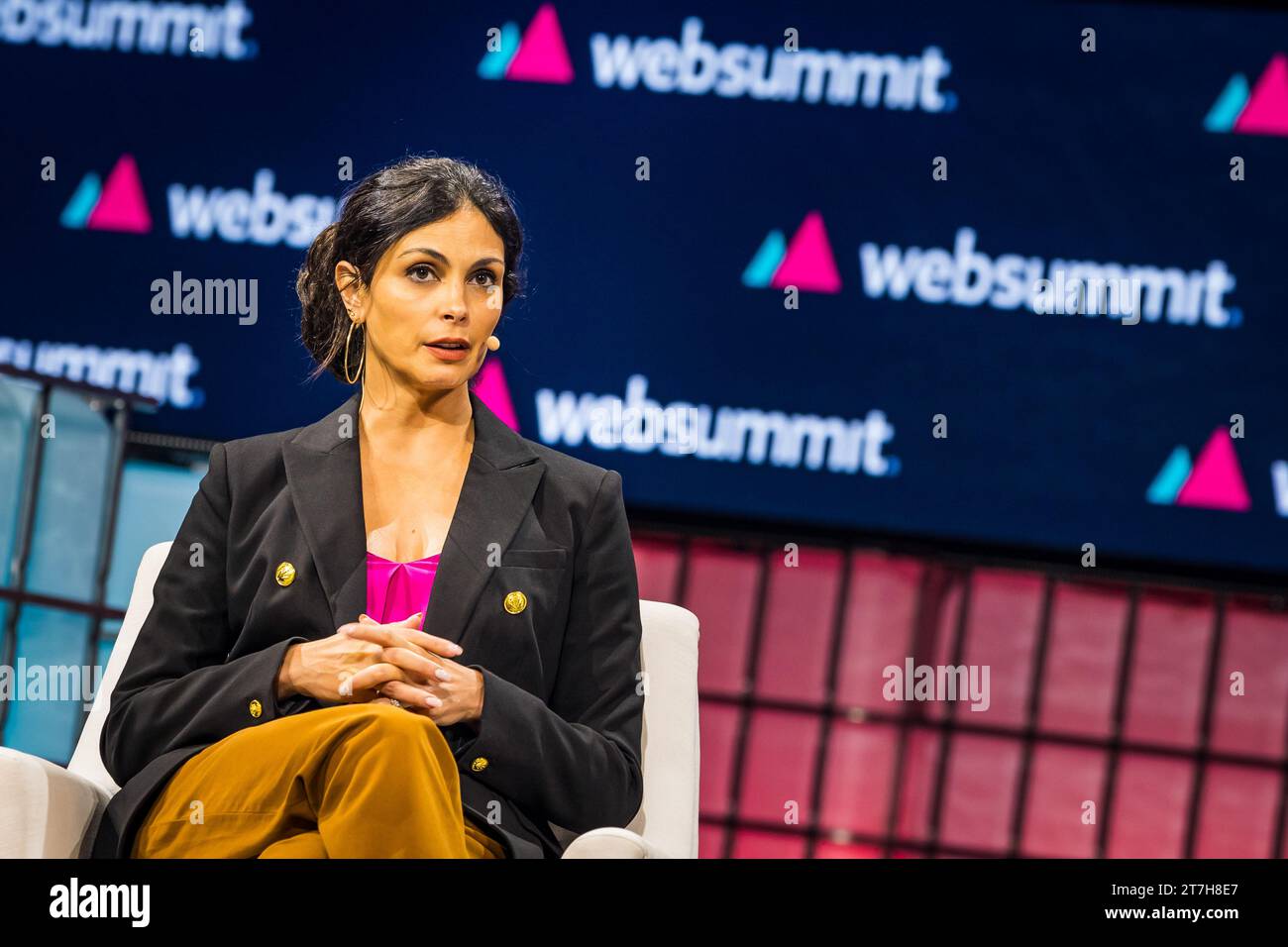 Lisbonne, Portugal. 15 novembre 2023. Morena Baccarin, actrice et ambassadrice à International Rescue Committee, s’adresse au public sur la scène Altice Arena Center Stage lors de la troisième journée du Web Summit 2023. (Photo Henrique Casinhas/SOPA Images/Sipa USA) crédit : SIPA USA/Alamy Live News Banque D'Images