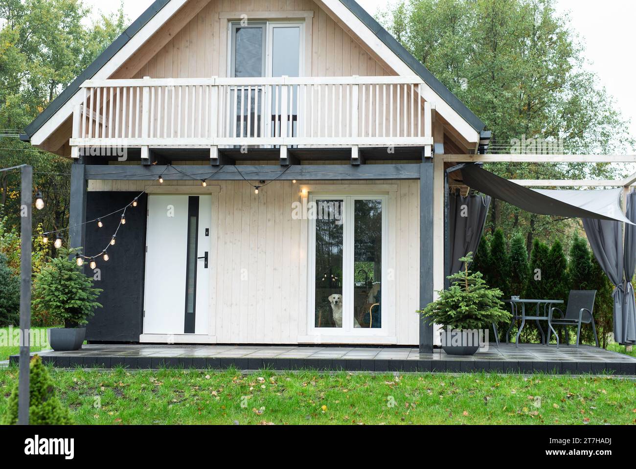 Minuscule maison moderne en bois avec terrasse Banque D'Images
