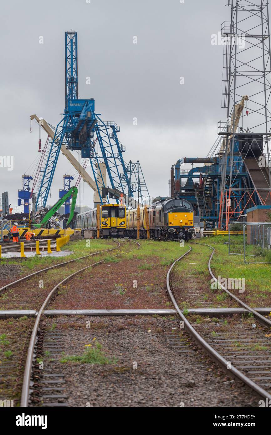 Rail Operations Group locomotive de classe 37 aiguillant les trains Merseyrail de classe 507 et de classe 508 vers SIMS Metals, Newport, pays de Galles du Sud pour démolition Banque D'Images