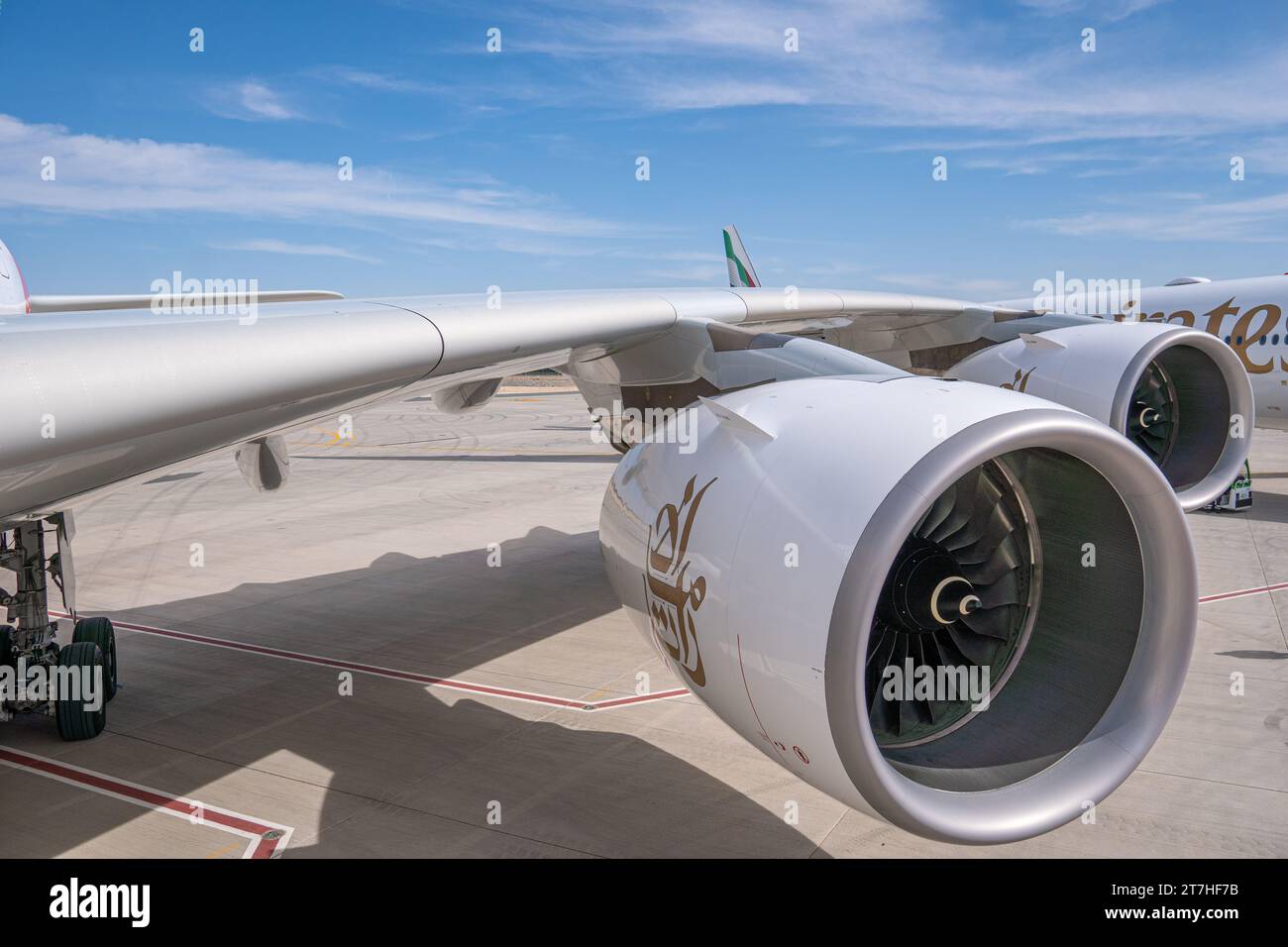 Deux gros moteurs Rolls-Royce sur un Airbus A380 d'Emirates Airline, exposés au Dubai Airshow 2023, Émirats arabes Unis Banque D'Images