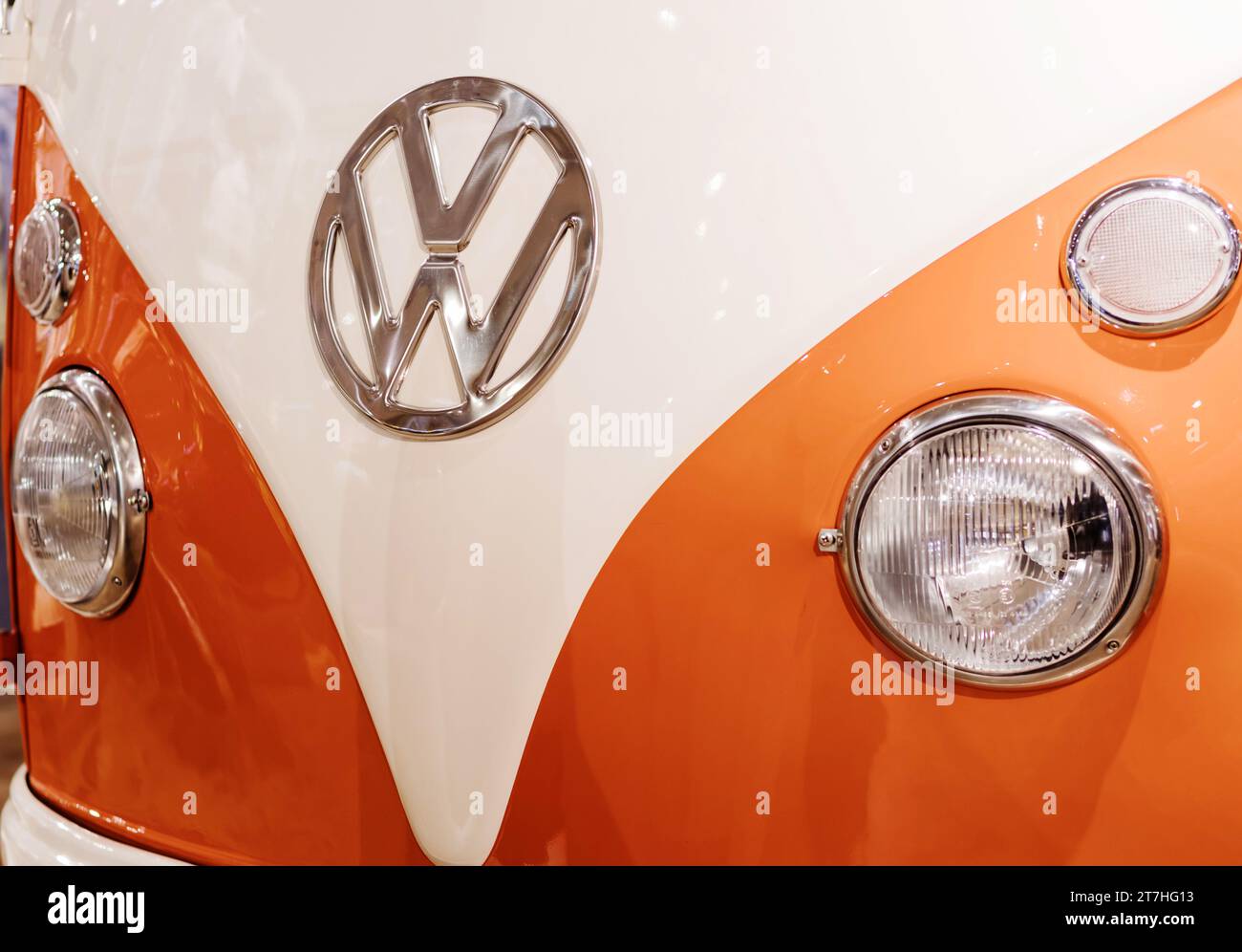 Minsk, Biélorussie, 16 novembre 2023 - détail du camping-car VW avec l'emblématique badge volkswagen. Banque D'Images