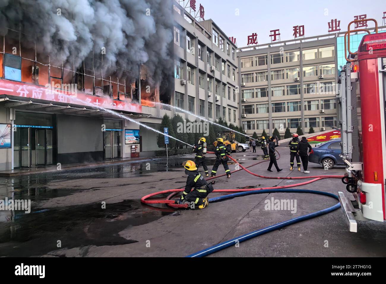 (231116) -- LYULIANG, 16 novembre 2023 (Xinhua) -- des pompiers tentent d'éteindre un incendie dans un bâtiment d'une société minière de charbon dans la ville de Lyuliang, dans la province du Shanxi, dans le nord de la Chine, le 16 novembre 2023. Le nombre de morts est passé à 26 après qu'un incendie a éclaté jeudi matin dans un bâtiment d'une compagnie minière dans la province du Shanxi, dans le nord de la Chine, selon des sauveteurs. Le feu a déchiré le deuxième étage du bâtiment de cinq étages situé dans le quartier Lishi de la ville de Lyuliang. Les efforts de sauvetage sont en cours, selon les autorités locales. Plus de 60 personnes ont été envoyées dans un hôpital local pour y être soignées. TH Banque D'Images