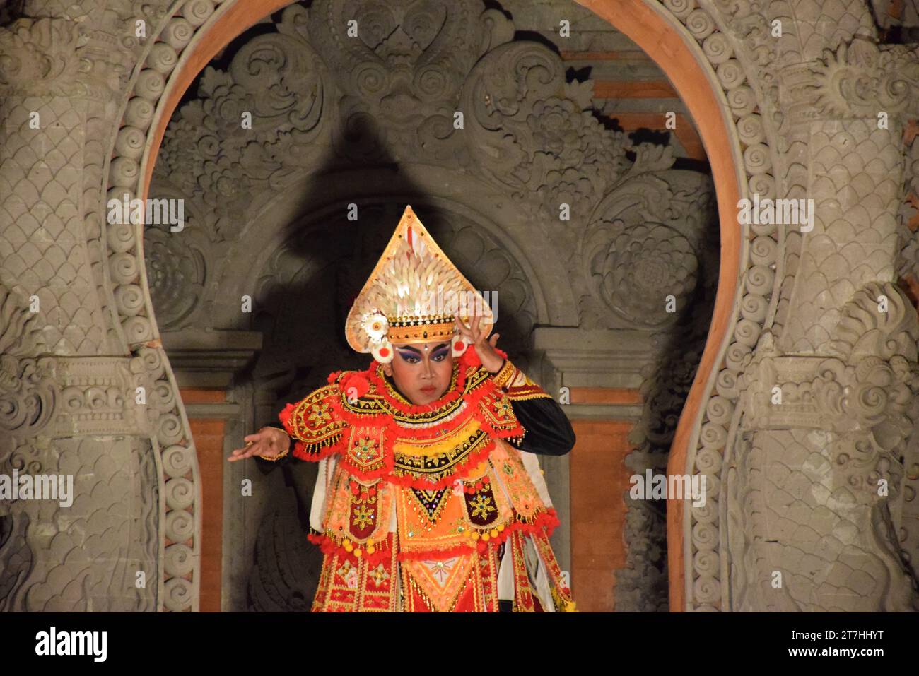 Actrice indonésienne avec des vêtements traditionnels lors d'un spectacle de danse typique barong dans le théâtre Ubud à Bali, Indonésie Banque D'Images